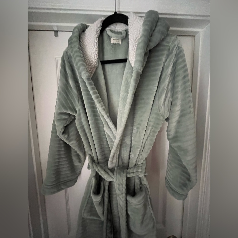 World Market Hooded Robe. - Picture 2 of 5